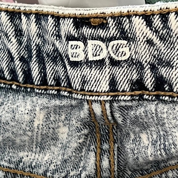 BDG Acid Wash High-Rise Lou Denim Hi-Low Shortie Cut Off Distressed Shorts 32 - Picture 4 of 9